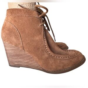 Lucky Brand Ysabel Suede Wedge Ankle Booties Size 7.5 in Sesame Casual Chic Boho